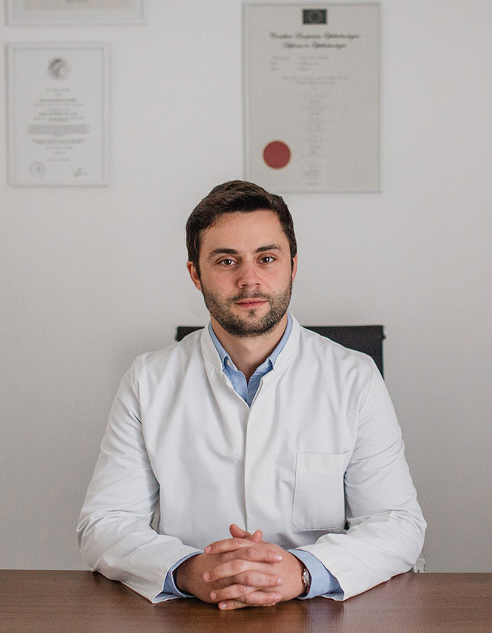 ο ιατρός dr. Κωνσταντίνος Καϊάφας καθιστός στο γραφείο του 